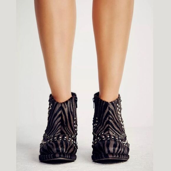 NEW FREE PEOPLE CHASING COWBOYS ANKLE BOOT - Picture 2 of 10